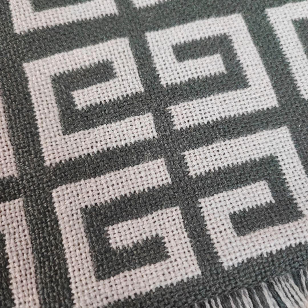 GIVENCHY 幾何学模様 マフラー 100%ウール　グレー