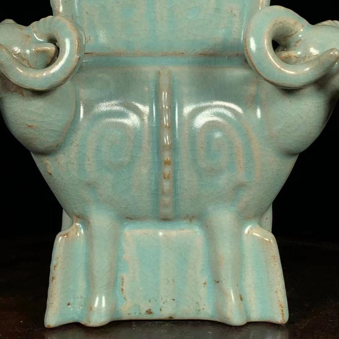 中国古美術・旧蔵の磁器・四羊方尊・16x18cm・書道具・案頭・置物・文房具
