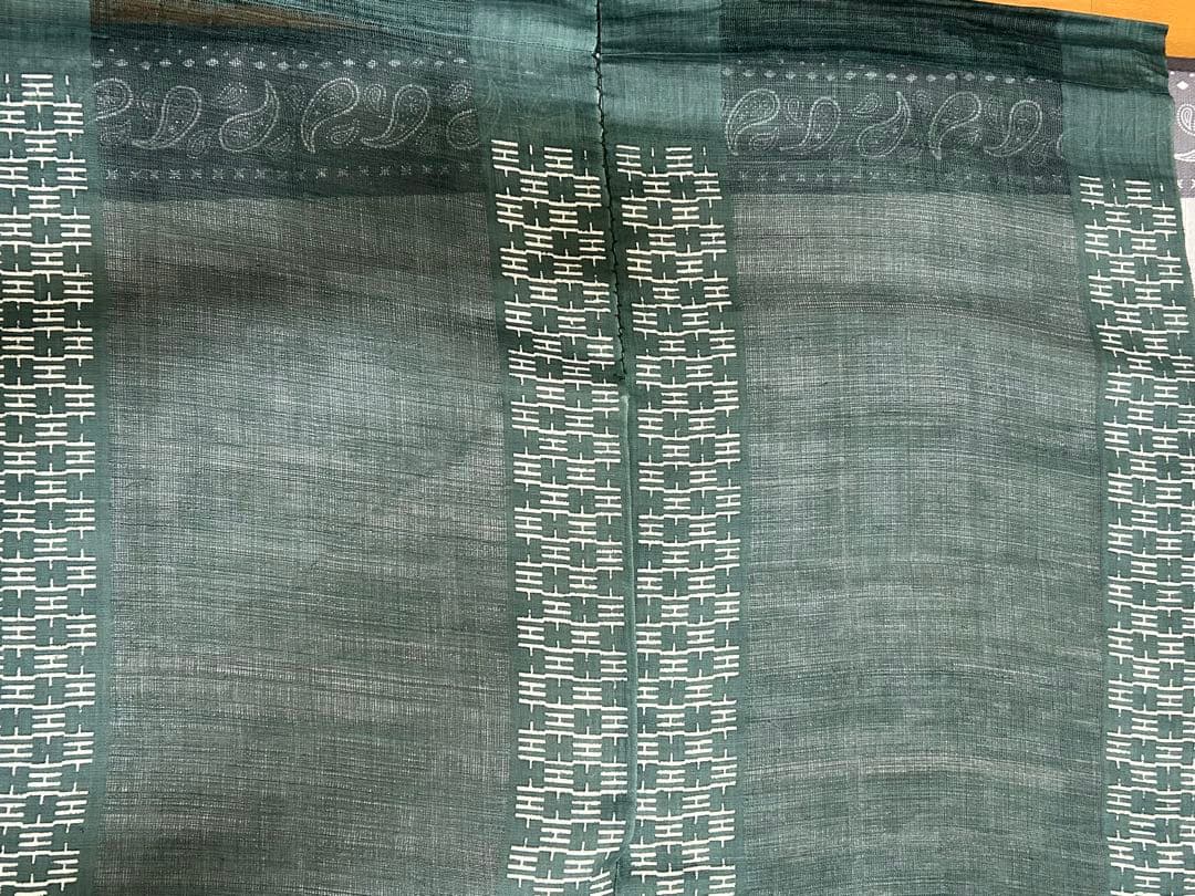 紋様柄の緑の暖簾