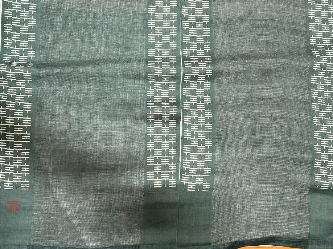 紋様柄の緑の暖簾