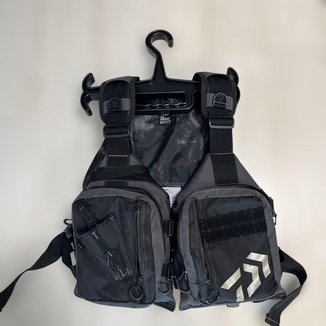 Daiwa DF-6421 ブラックライフジャケット（ハンガーセット）