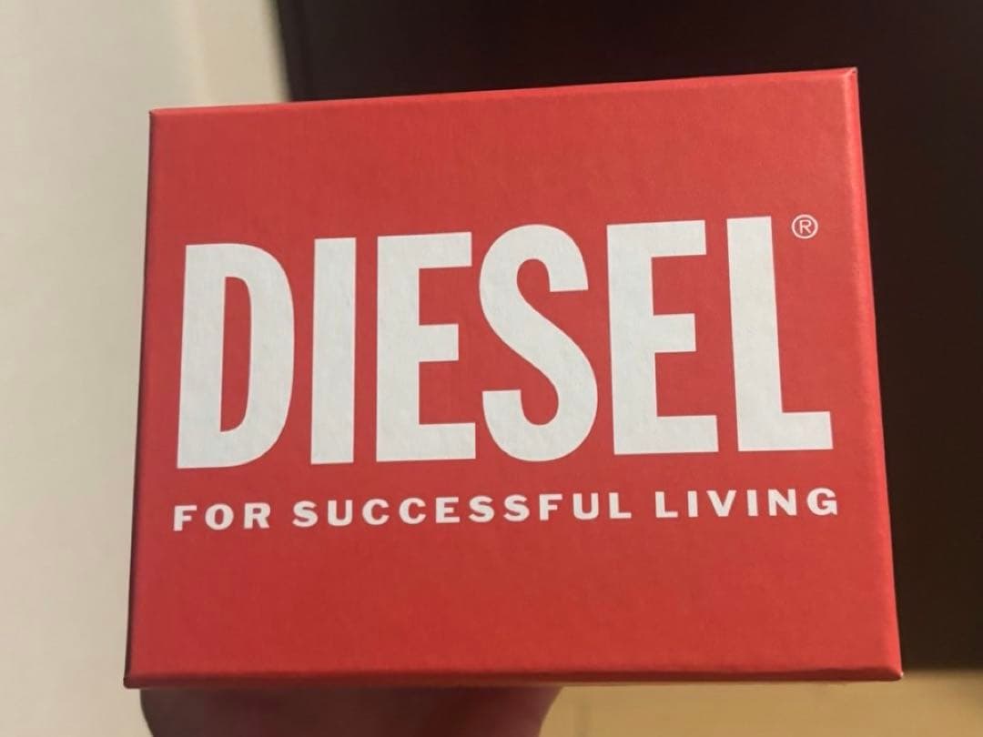 DIESELシルバー2つ折り財布箱付き