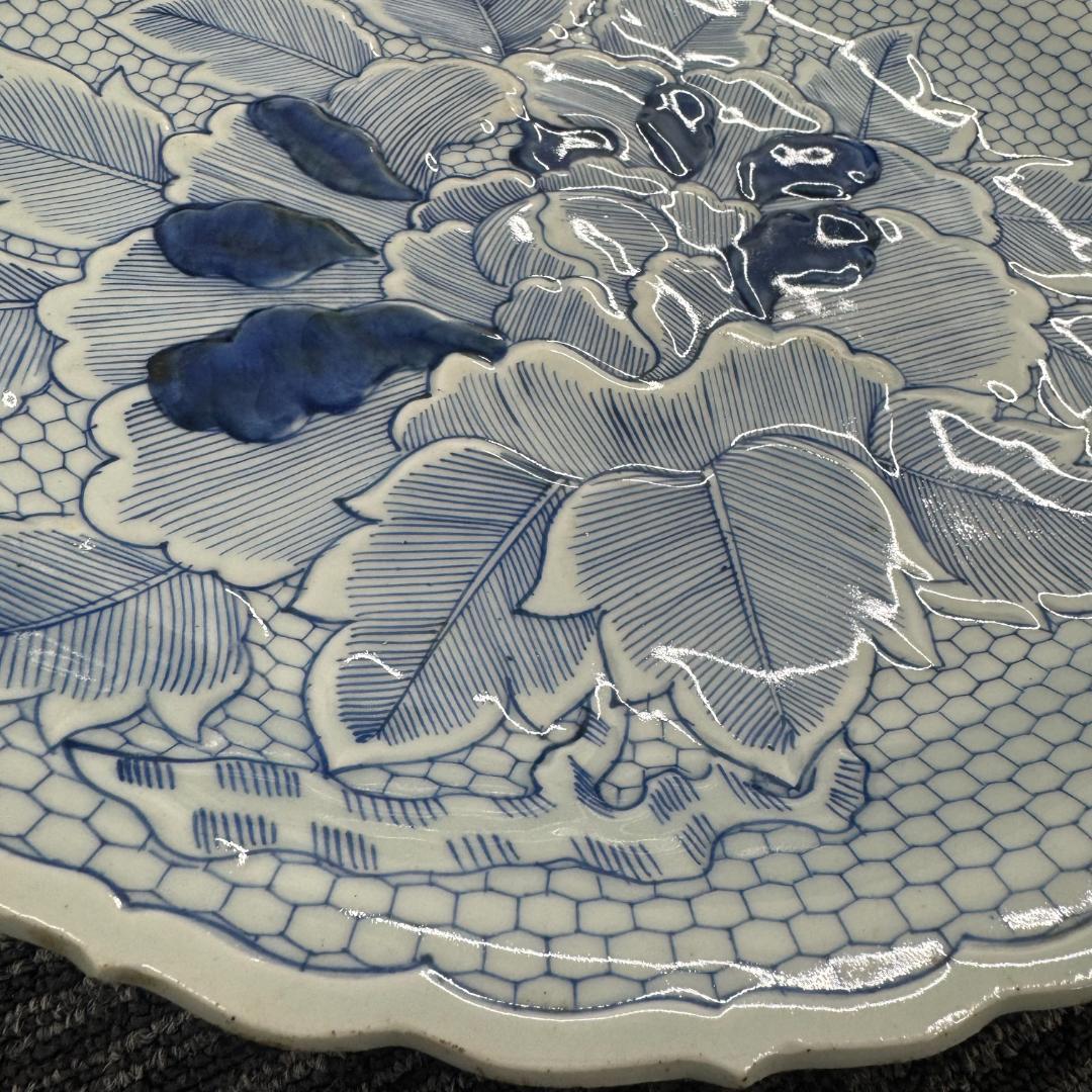 古伊万里 染付 牡丹 浮彫 唐草 大皿　 骨董品45CM