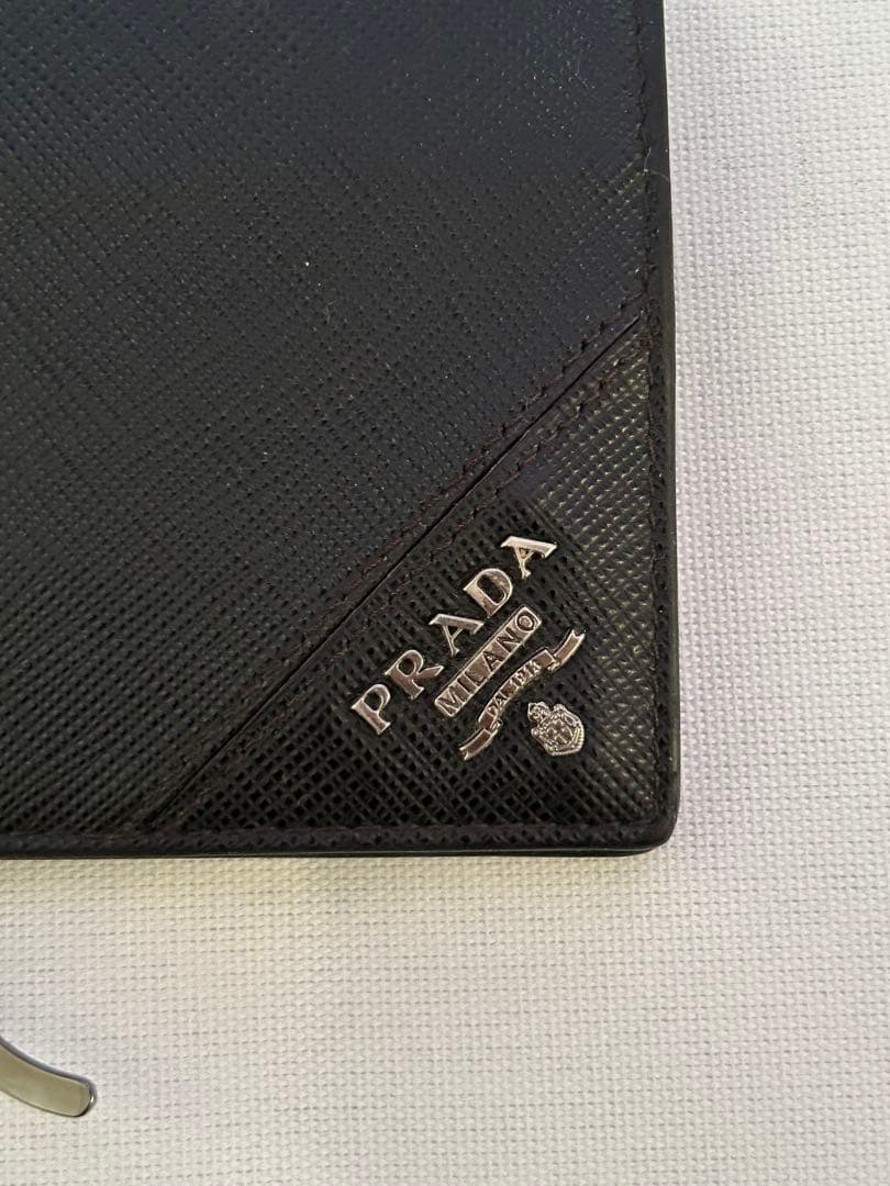 PRADA 二つ折りマネークリップ サフィアーノ レザー ロゴ