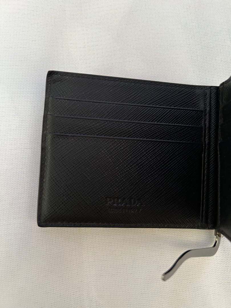 PRADA 二つ折りマネークリップ サフィアーノ レザー ロゴ