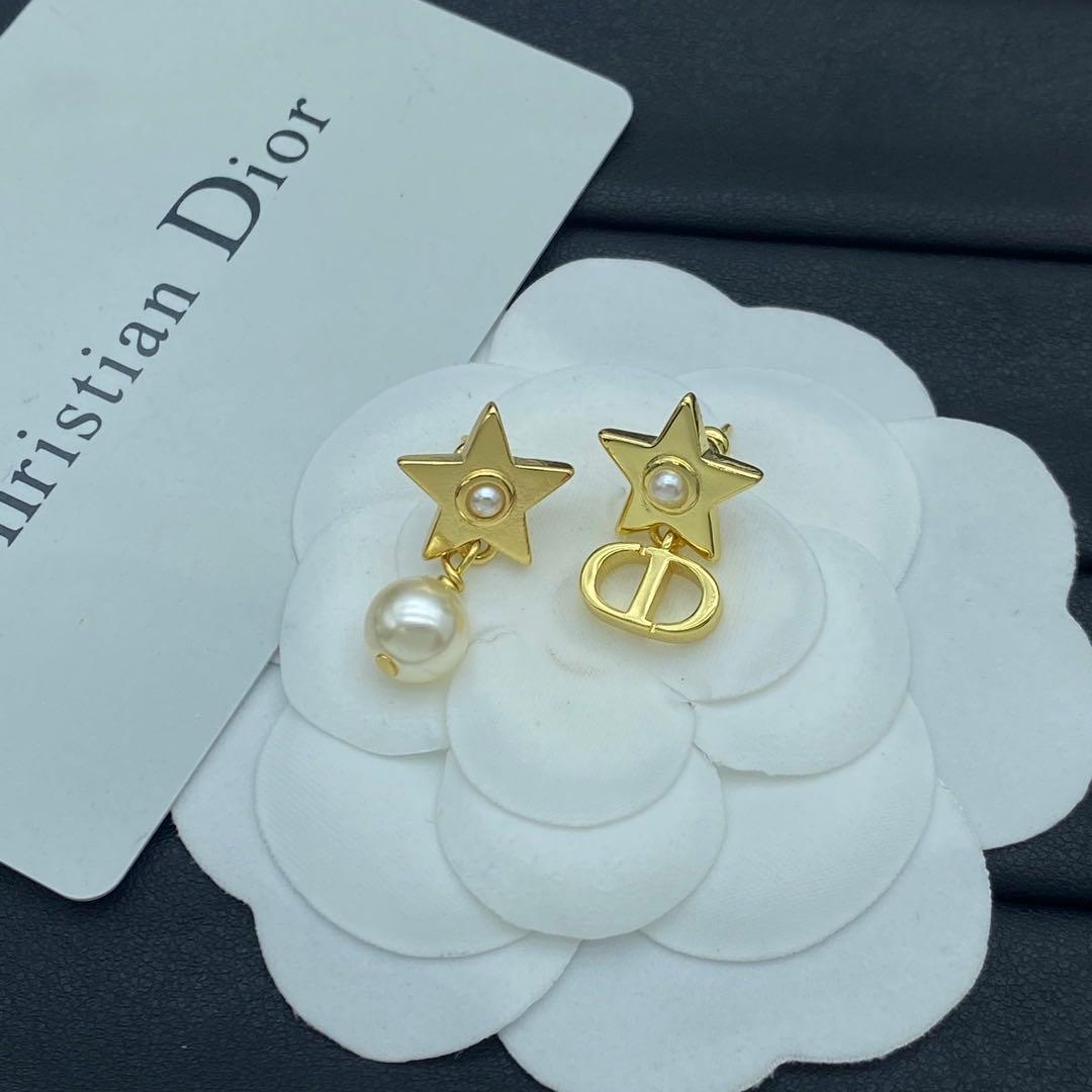 DIOR スターモチーフ ゴールドカラー ピアス