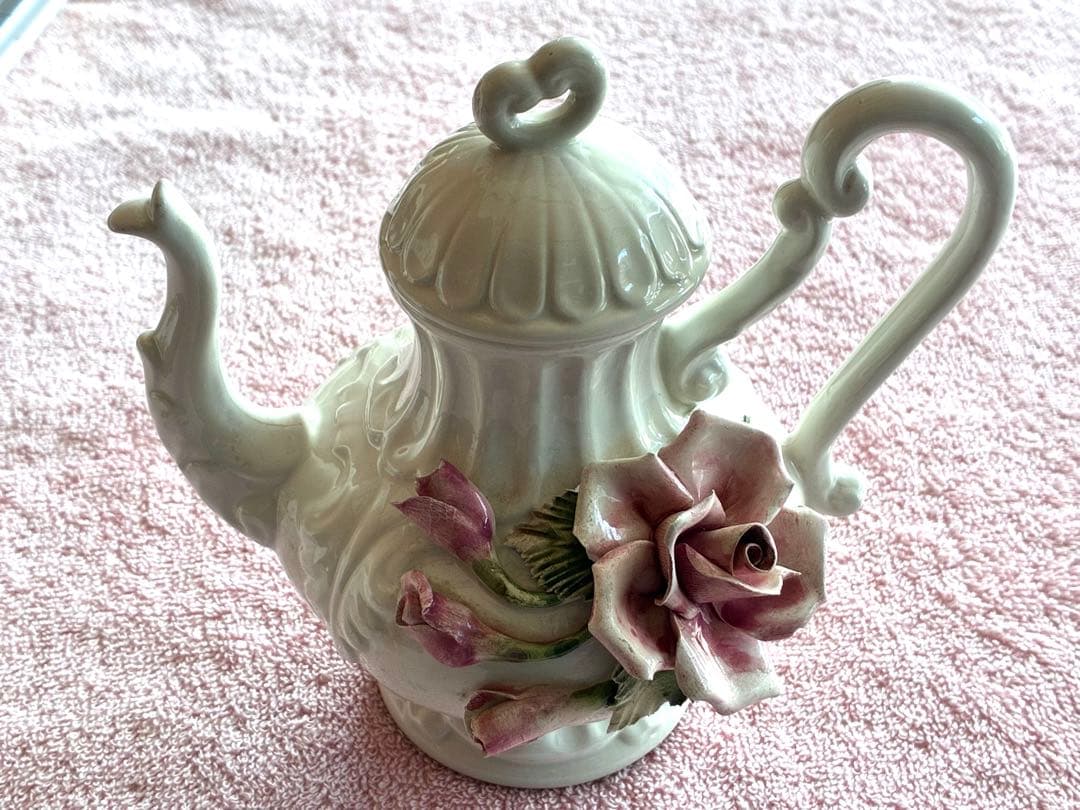 イタリアのカポディモンテ（Capodimonte）スタイルの陶器製