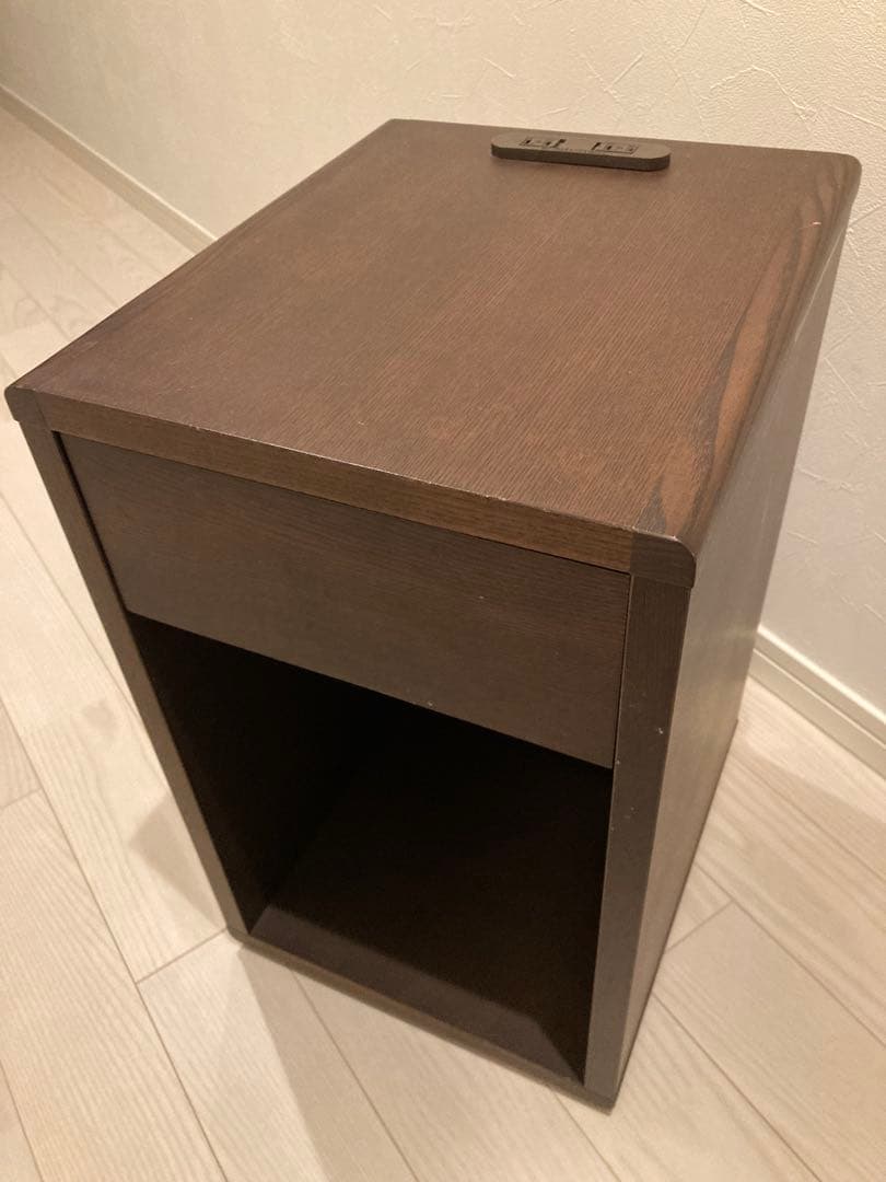 ダークブラウン 木製 ナイトスタンド 引き出し付き