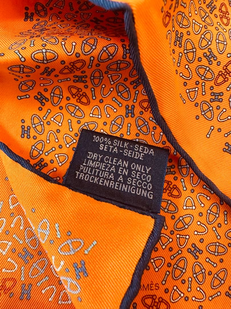 【超美品】HERMES エルメス プチカレ　オレンジ　総柄　シルク100%