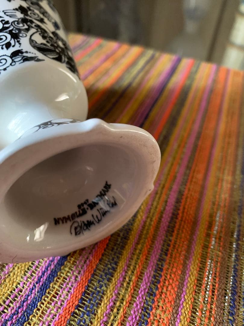 ビヨンヴィンブラッド　ニモール窯のレアなビンテージカップ型少女柄黒の花瓶！