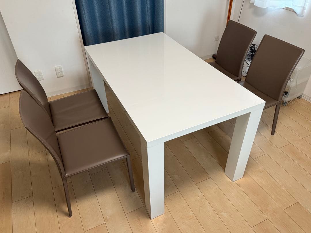 ダイニングテーブルとチェア4脚セット