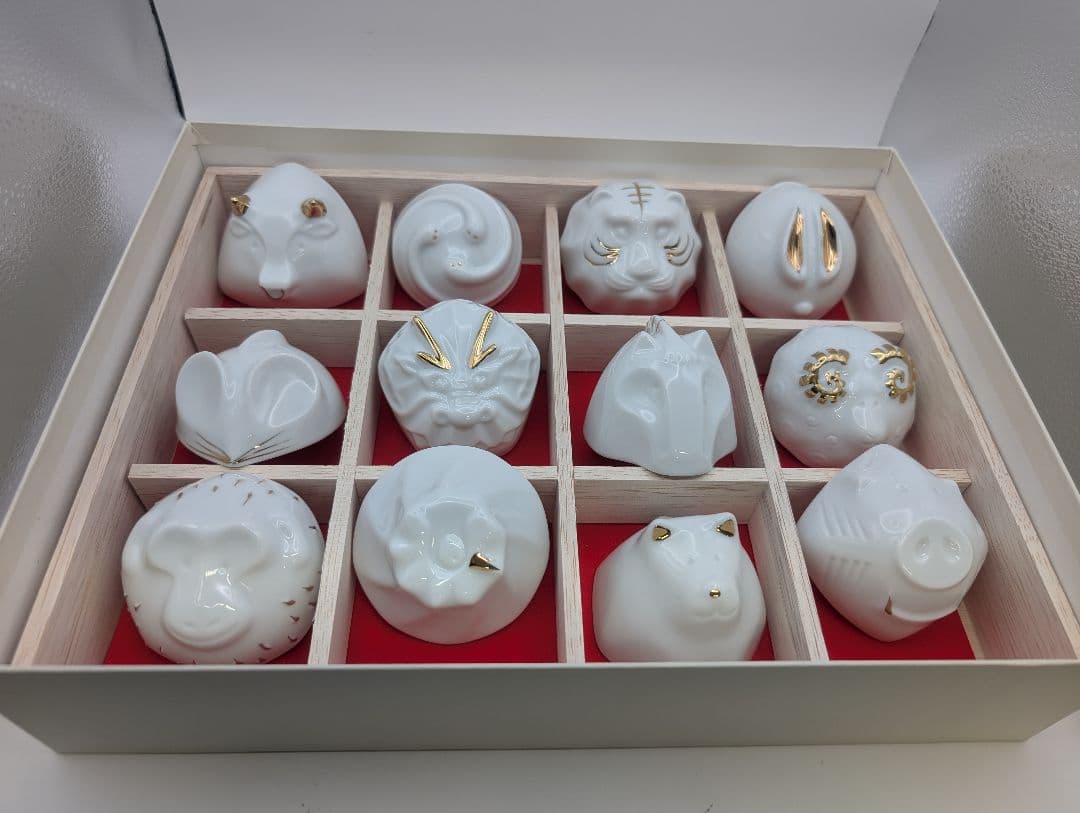 金箔装飾の磁器皿十二支描かれてる小皿