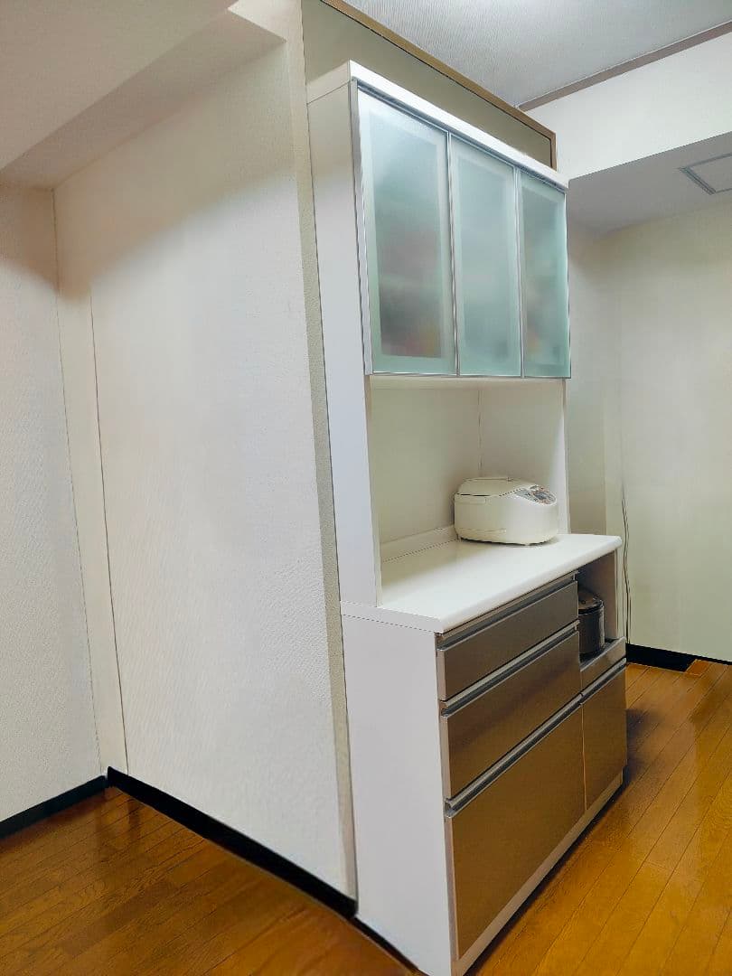 ホワイトキッチンカウンター ガラス扉付き