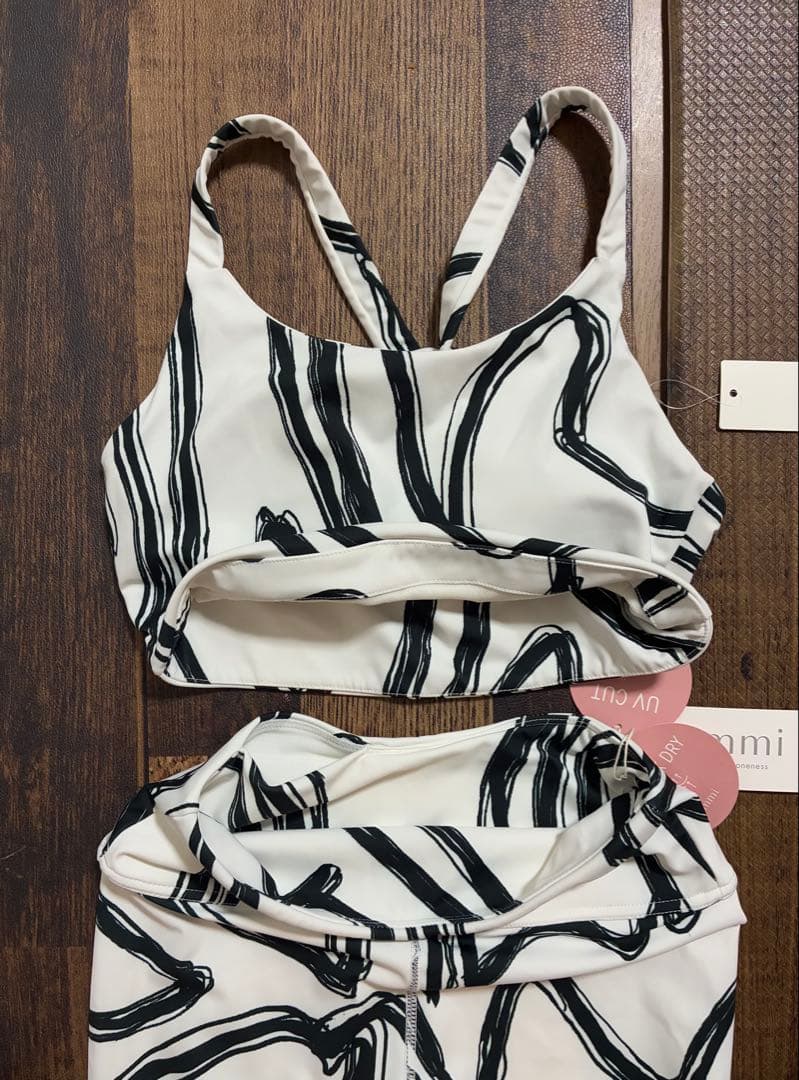 新品＆新品同　emmi yoga　ニュアンスパターン　ヨガウェア　白×黒