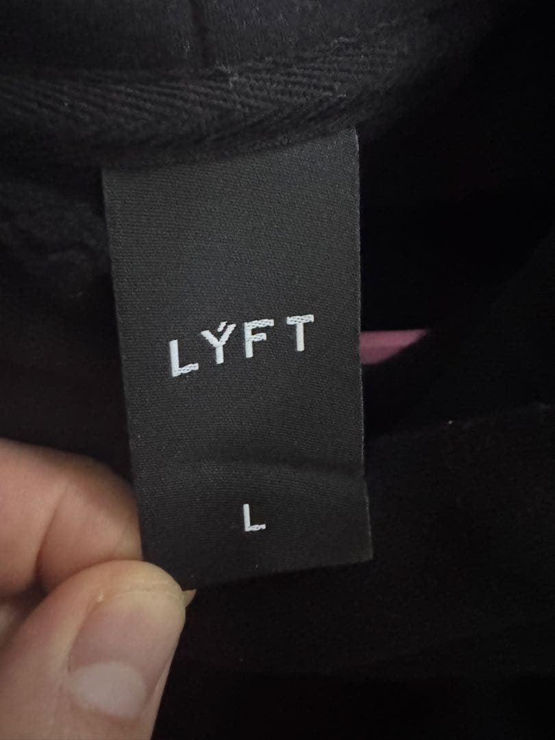 YE　LYFTブラックフライデー限定パーカー
