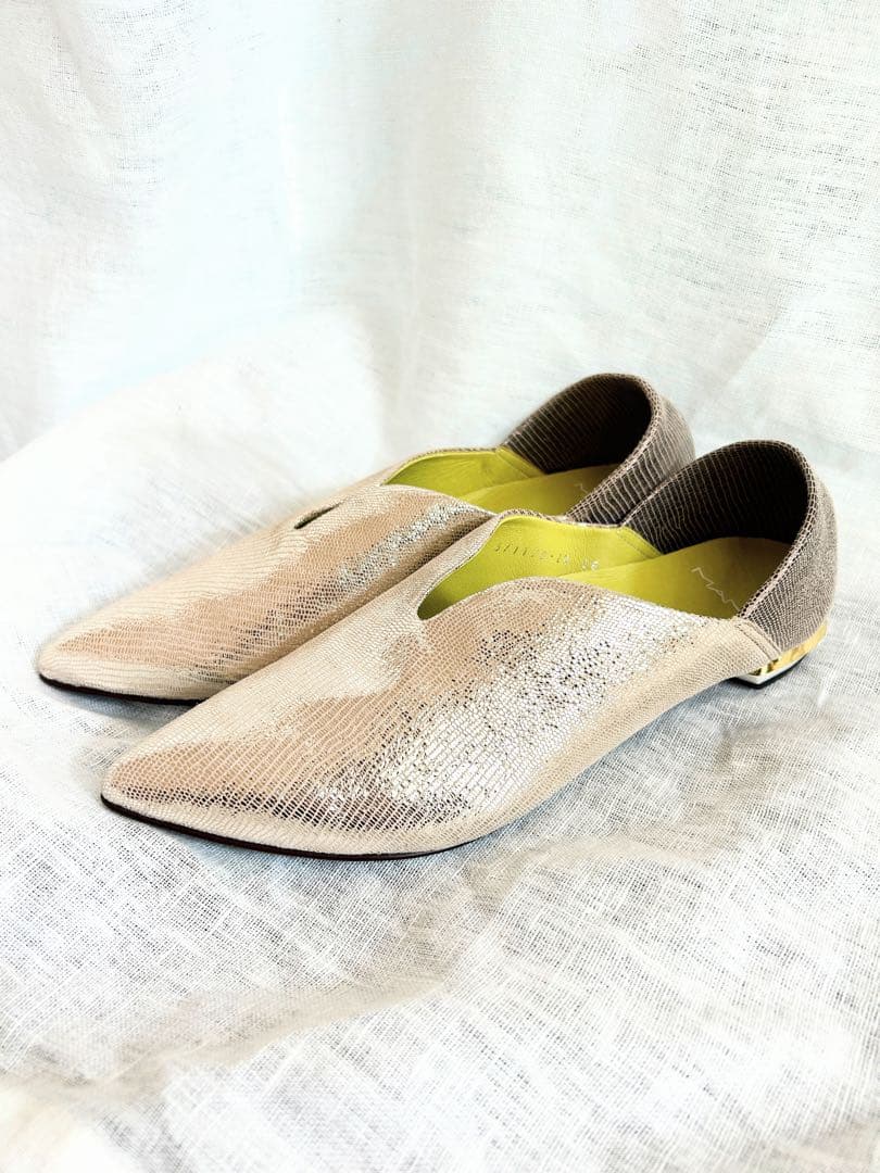 新品MANA ゴールド ポインテッドトゥ パンプス　36