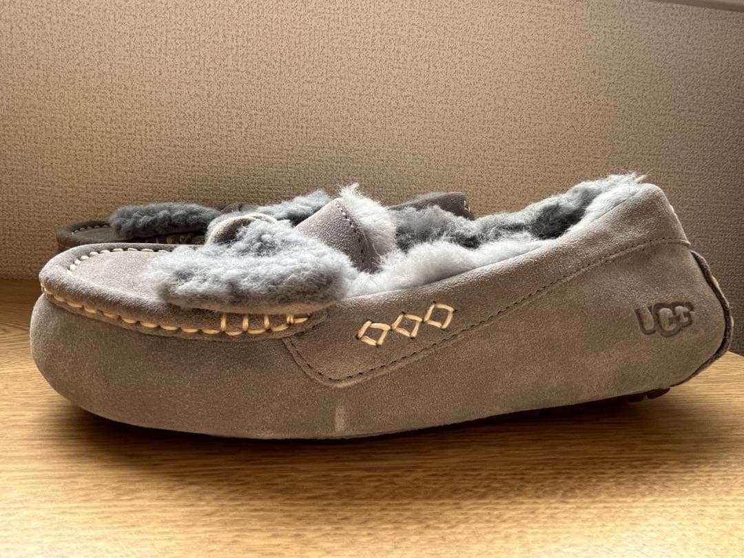 【値下げ】UGG リボン付きグレー 靴