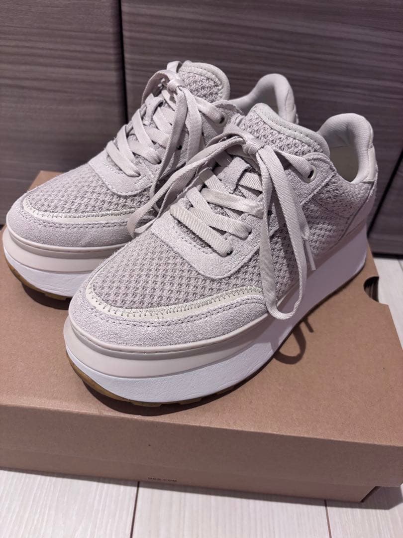 UGG 厚底スニーカー
