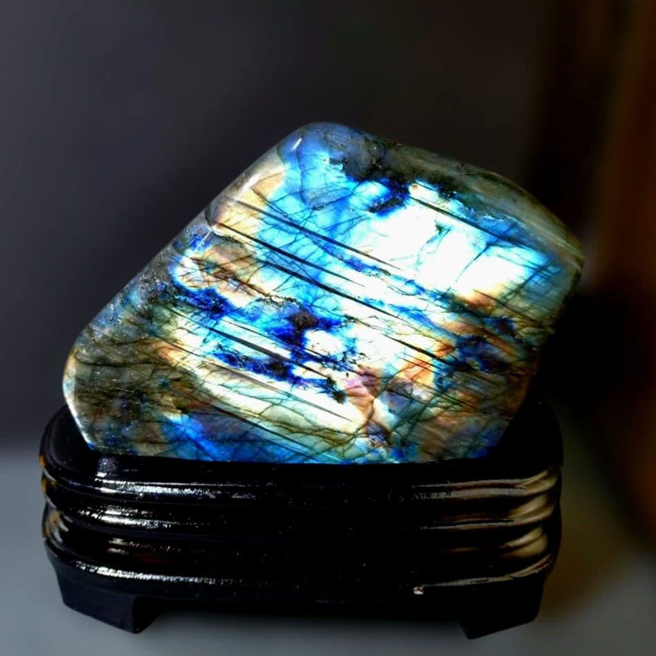 ラブラドライト（極彩色強シラー）原石　天然石　⑦　専用木製台座付き！