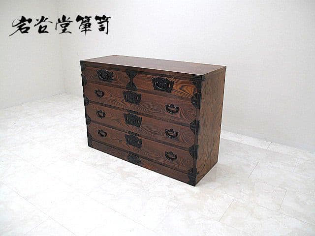 岩谷堂箪笥 4段5杯 鍵付き チェスト 幅121cm 欅 桐 漆塗り 和箪笥