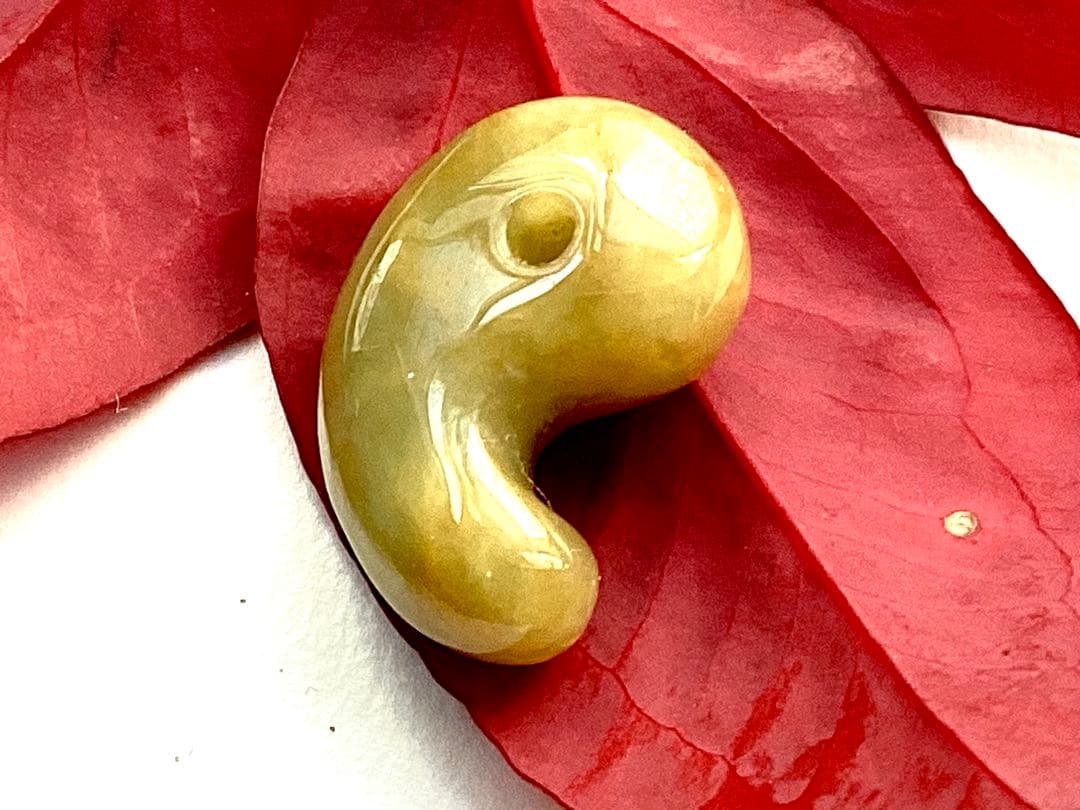 超極上レア物✳一番数少ない幻の幸運の黄色‼️ 糸魚川翡翠勾玉ガラス質　鑑別書取得品