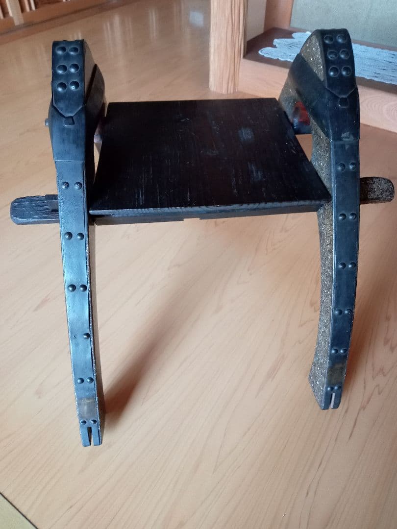 飾り台　鞍　馬の鞍　漆塗　螺鈿細工　木製鞍　ディスプレイ