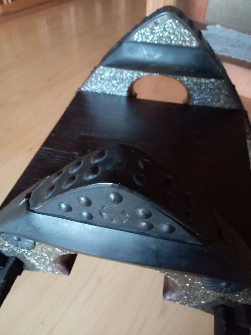 飾り台　鞍　馬の鞍　漆塗　螺鈿細工　木製鞍　ディスプレイ