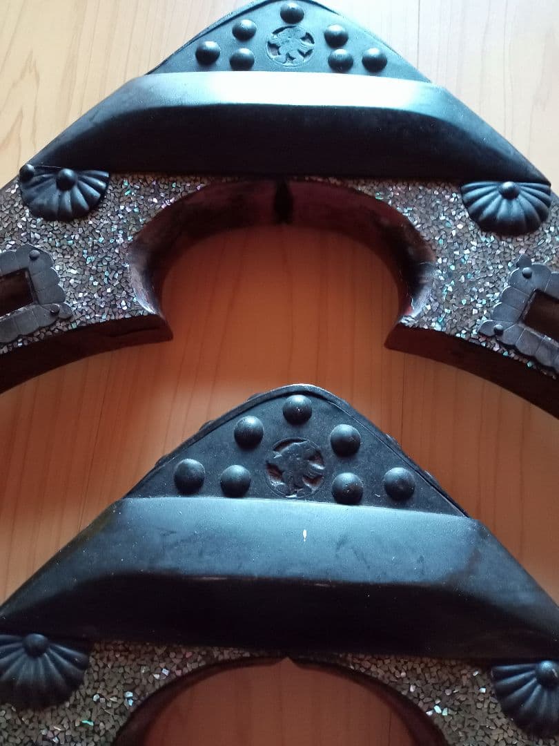 飾り台　鞍　馬の鞍　漆塗　螺鈿細工　木製鞍　ディスプレイ