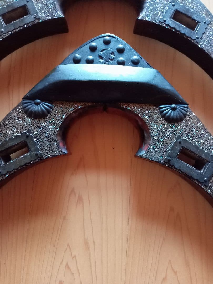 飾り台　鞍　馬の鞍　漆塗　螺鈿細工　木製鞍　ディスプレイ