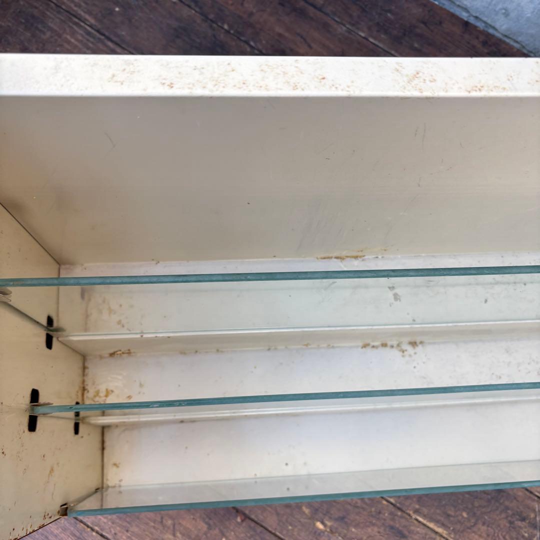 昭和レトロ スチール製 ガラス仕切り 階段型本棚 店舗什器 ショーケース 3段