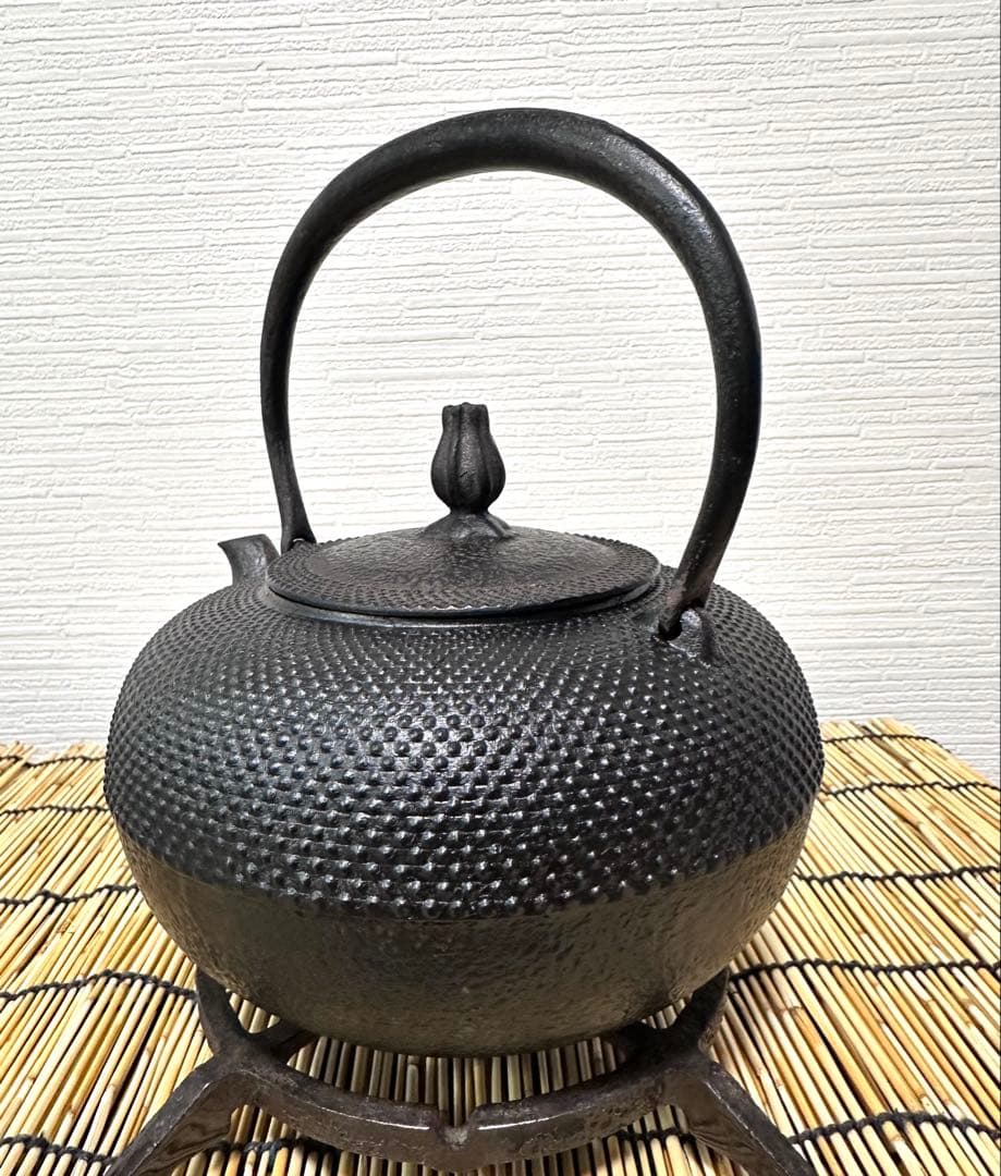 未使用品コンディション、長期保管品　南部利祥銘造１５型アラレ 南部鉄瓶　南部鉄器
