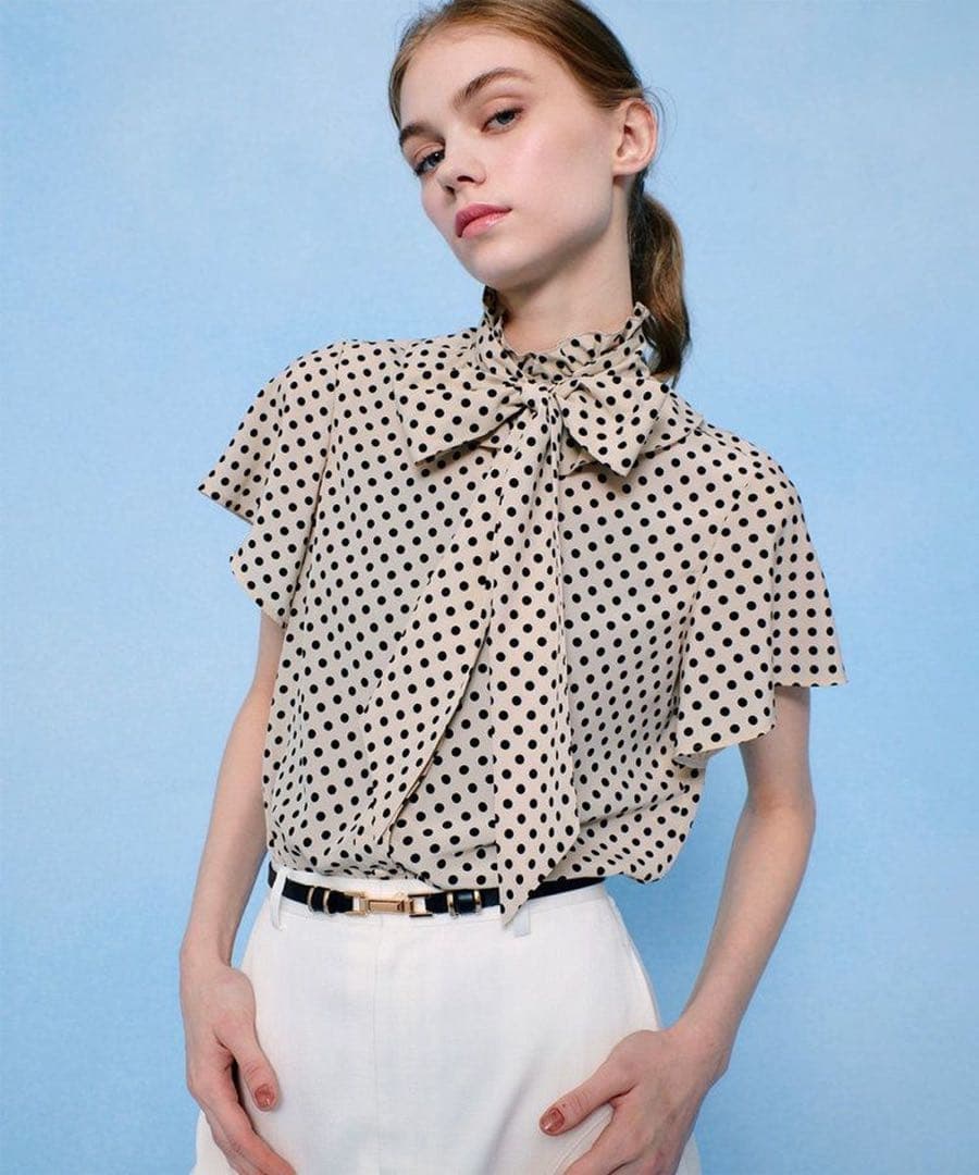 ルルウィルビー　デシンドットフレアスリーブブラウス　ライトベージュ　アルアバイル