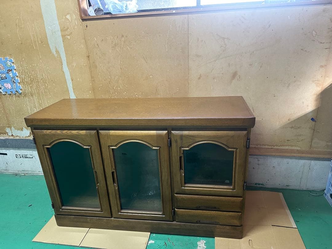 アンティークブラウン木製キャビネット 3段棚付き