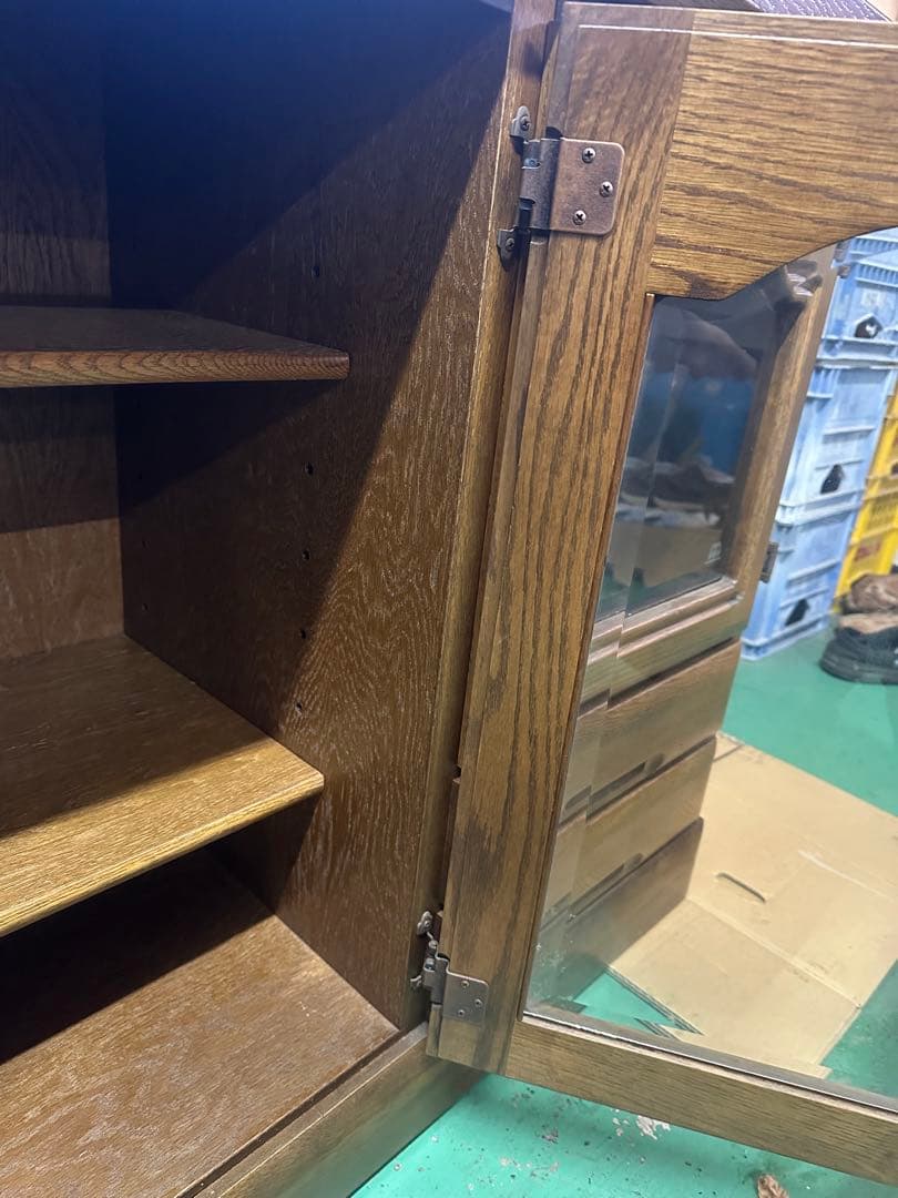 アンティークブラウン木製キャビネット 3段棚付き