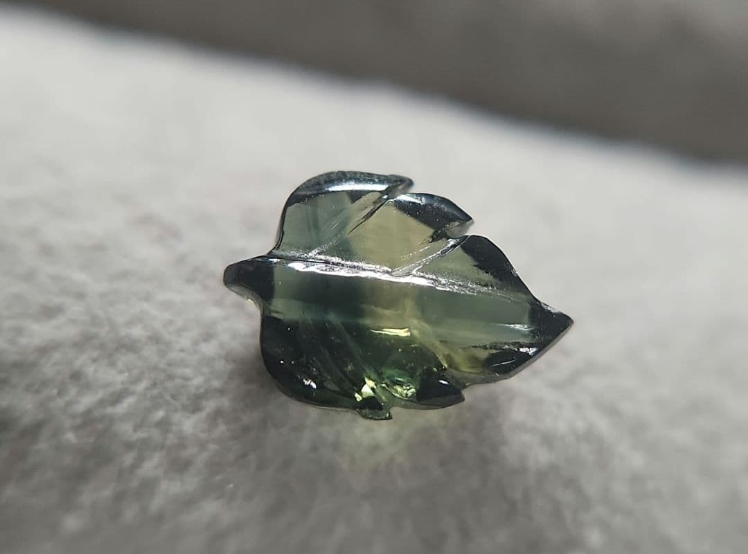 天然バイカラーサファイア リーフカービング