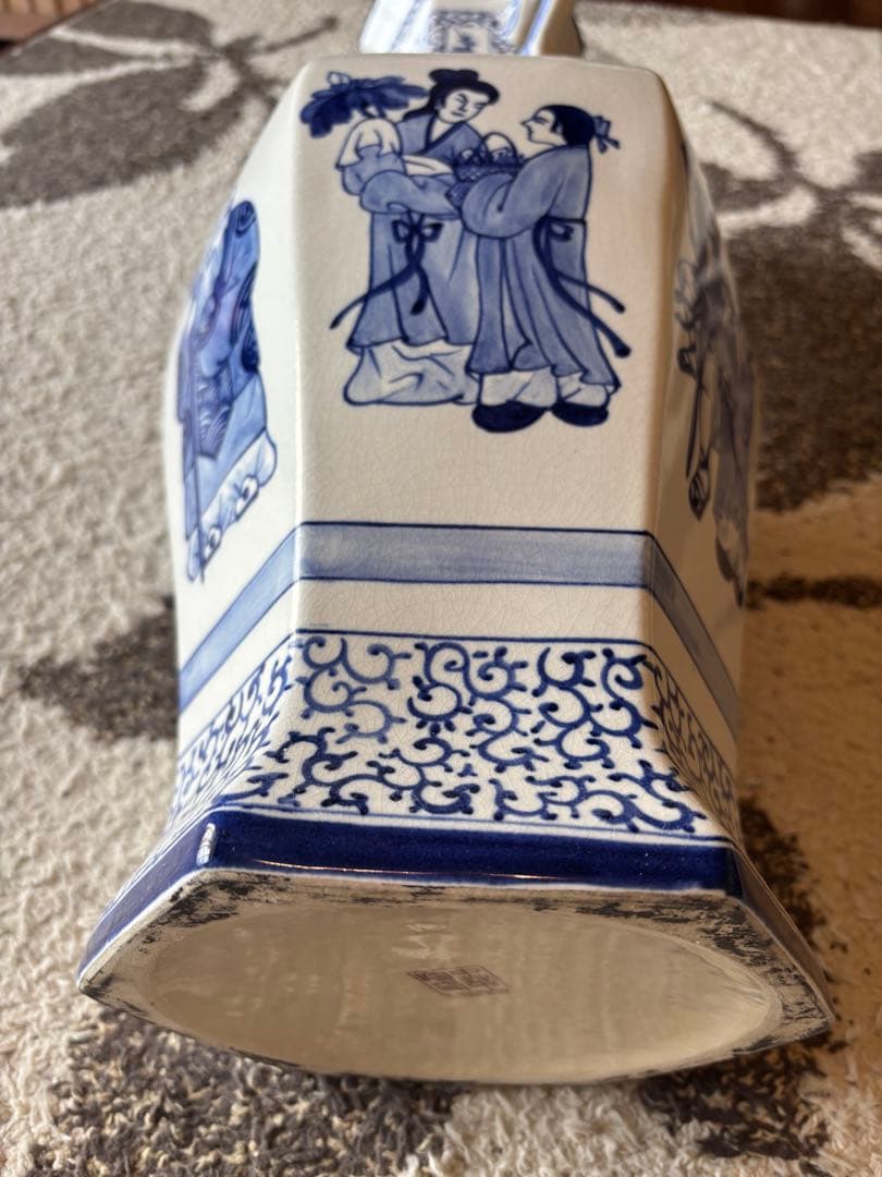 中国壺花瓶　六角双耳染付人物文花生け 骨董品アンティーク