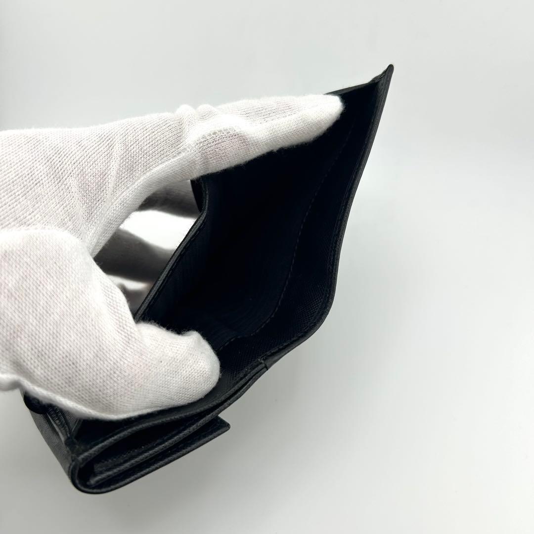 ✨極上美品✨　プラダ　二つ折り　三角プレート　サフィアーノ　Wホック　ブラック