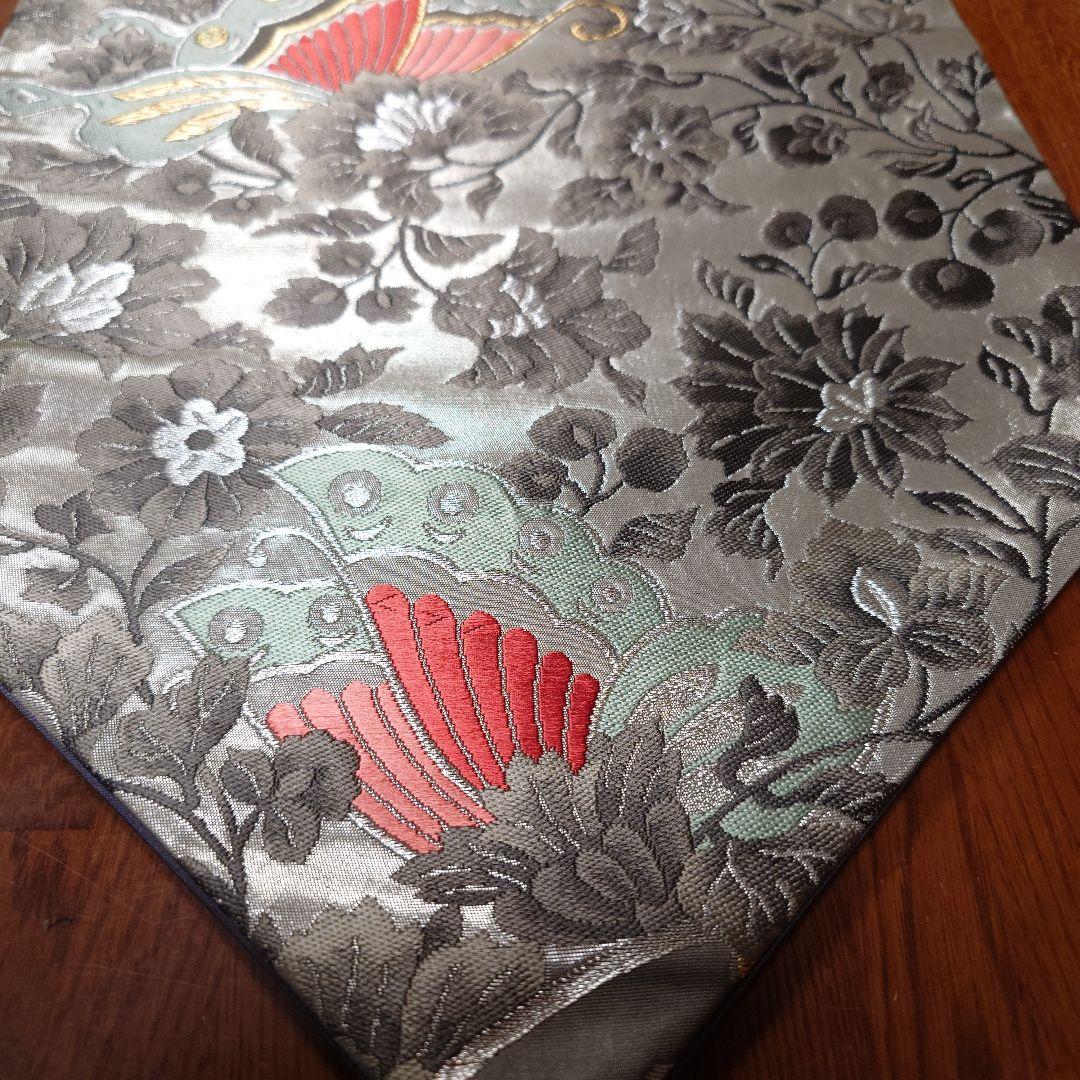 花と蝶の刺繍タッセル付きテーブルセンター200cm シルバー(正絹袋帯リメイク)