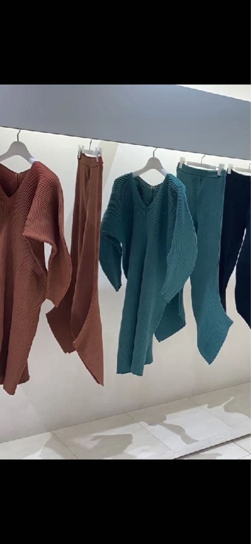 美品！イッセイミヤケISSEYMIYAKE 厚手プリーツチュニック　グリーン 2