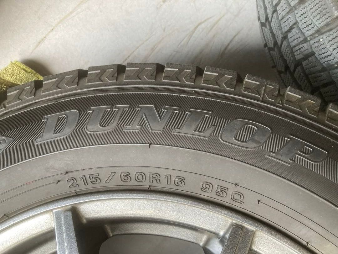 格安出品美品！ダンロップウィンターマックス02 215/60R16 新型ノア等