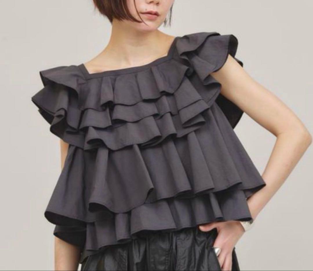 カレンソロジー　ポプリンラッフルブラウス