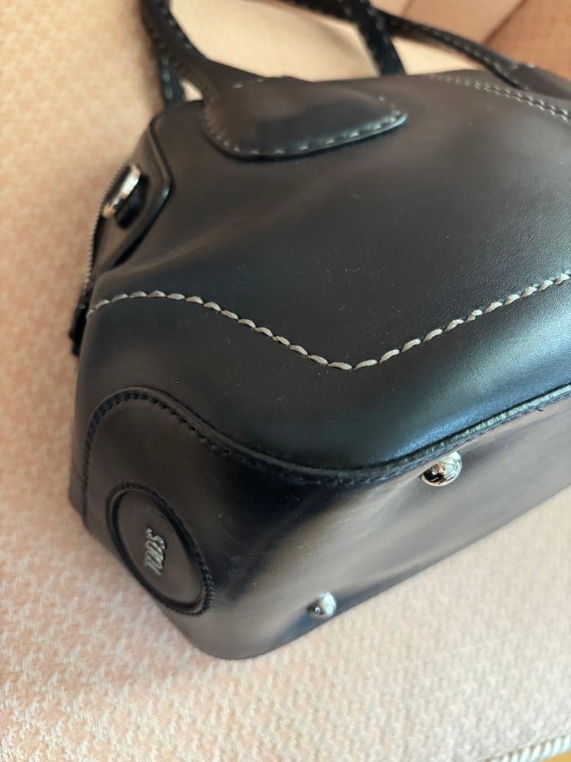TOD’S 黒のトートバッグ ホワイトステッチ