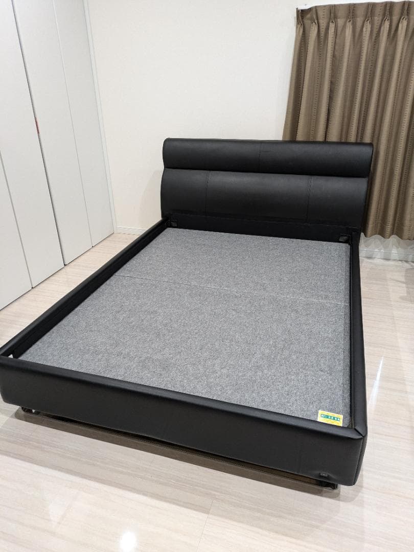 黒いワイドダブルベッドフレーム