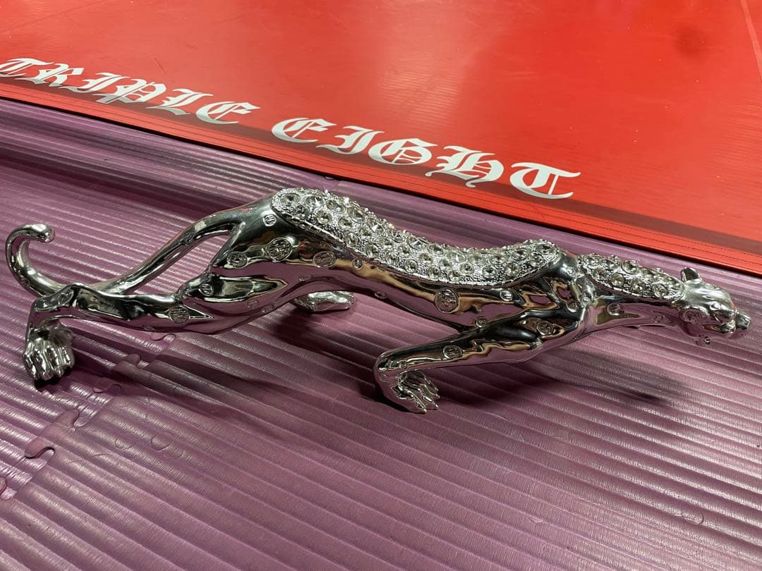 シルバーのレオパードフィギュア