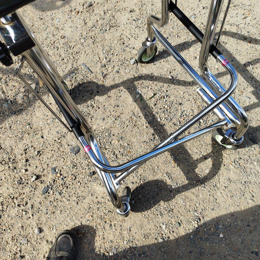 L字型ハンドルの歩行器