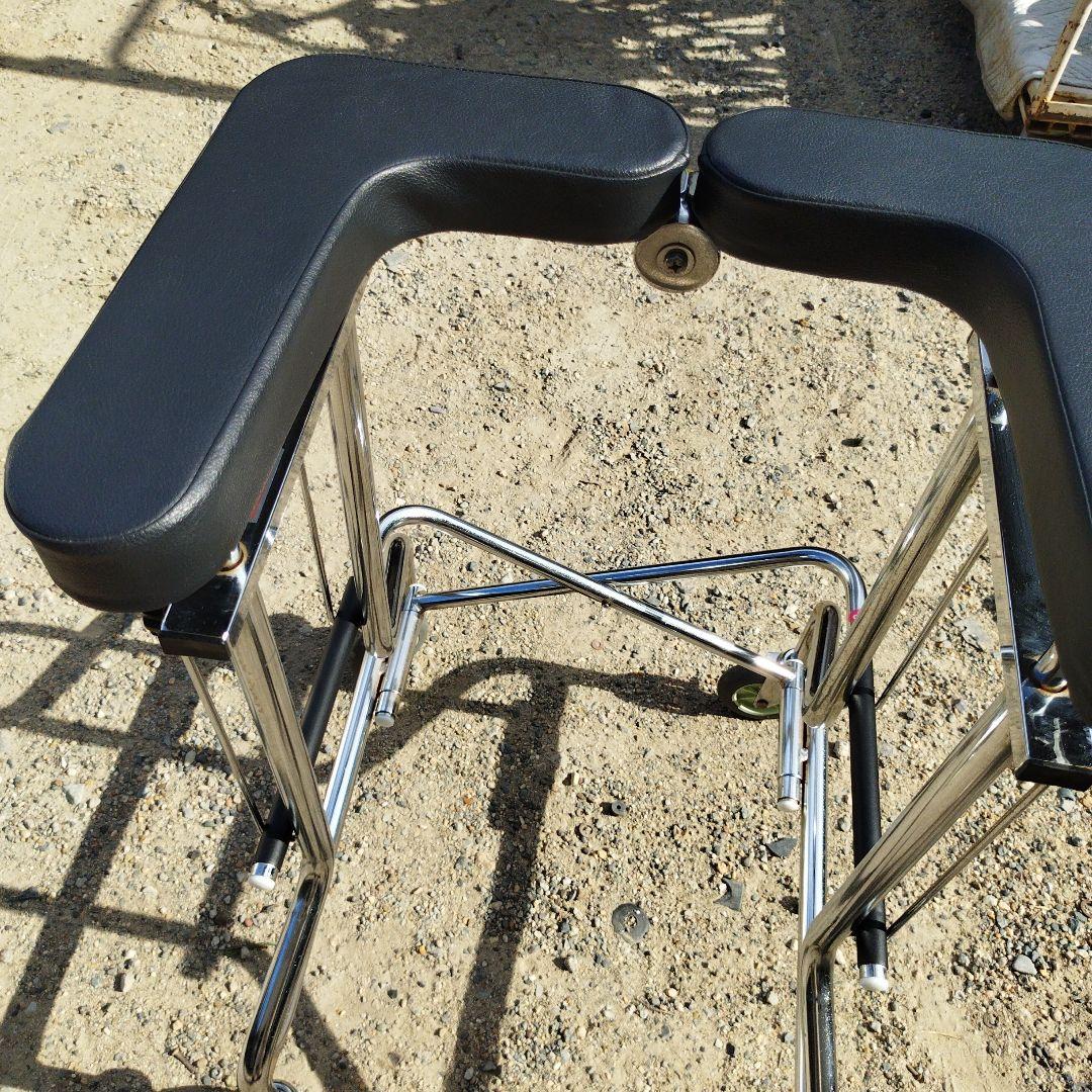 L字型ハンドルの歩行器