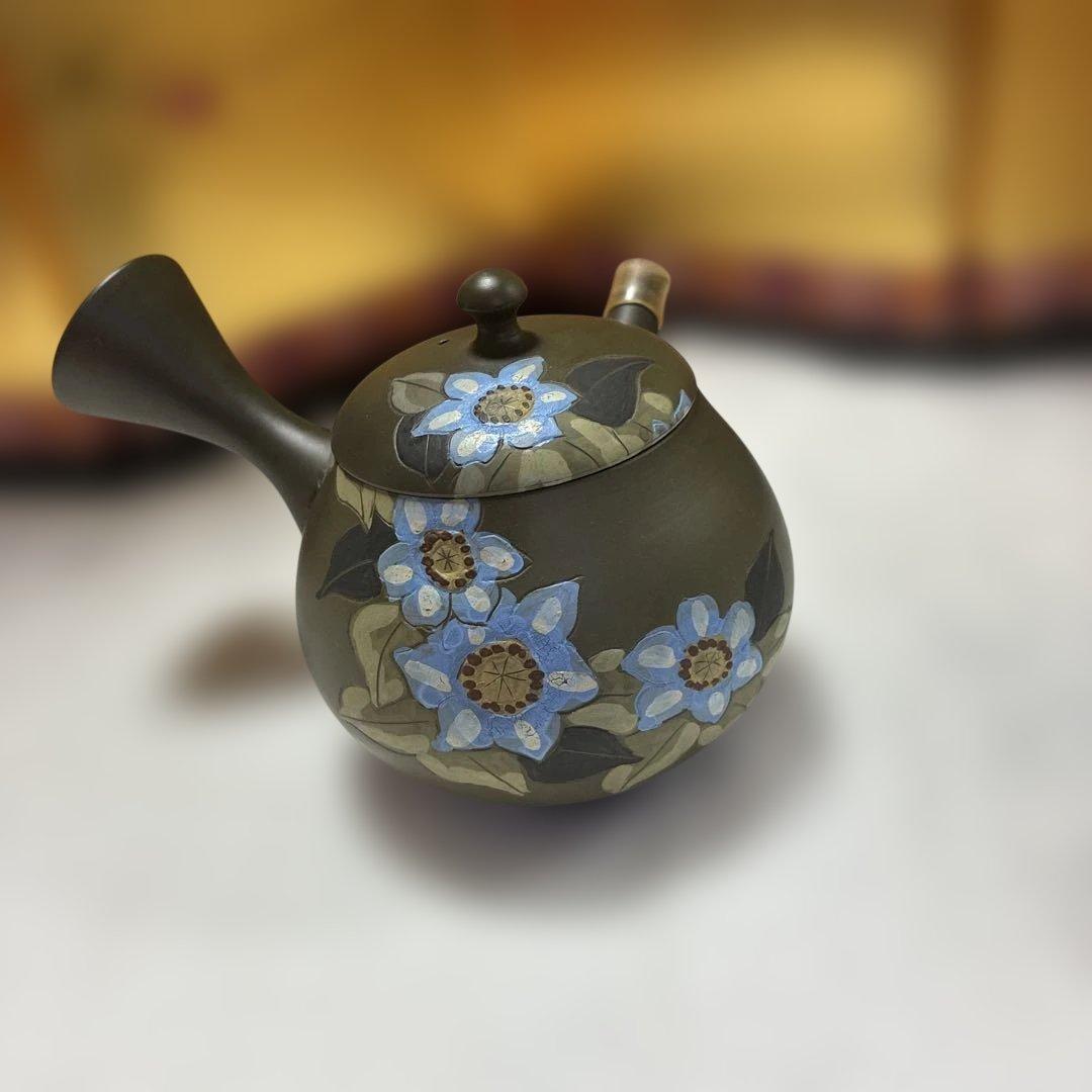 青い花柄の陶器ポット