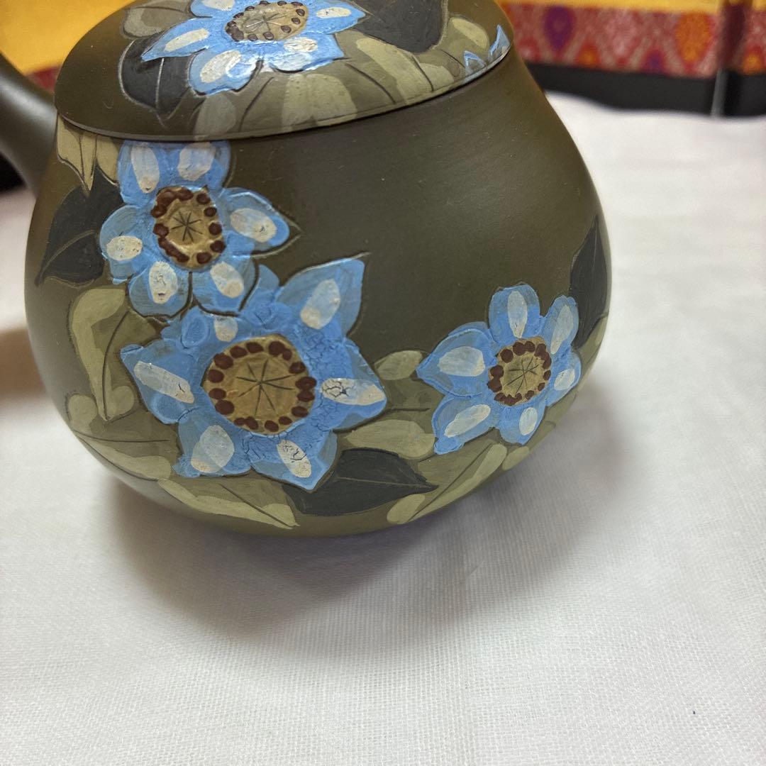 青い花柄の陶器ポット