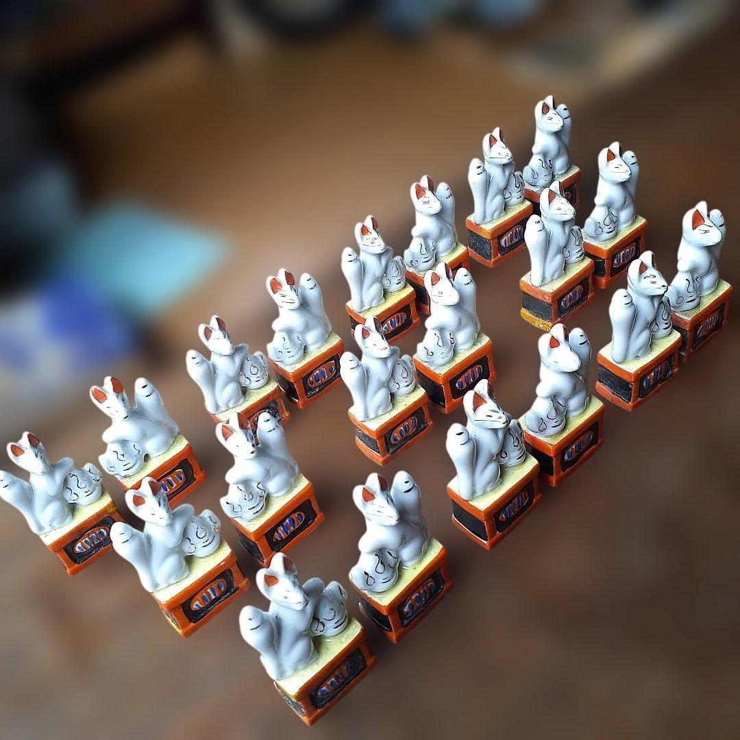 お稲荷様　キツネの置物　20体　磁器人形　縁起物　レトロ雑貨　とろとろガラス