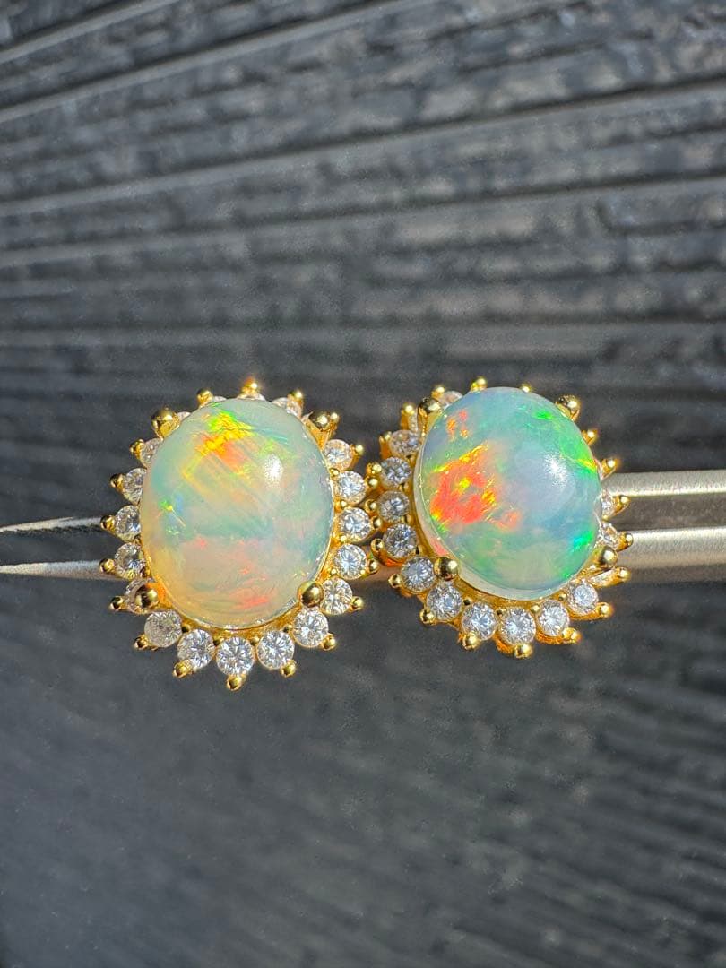 新作　天然石水オパールピアス　遊色綺麗極彩ルース4.535ct